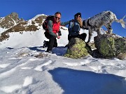 38 Spazzati da raffiche di vento ci fotografiamo con bella vista in Valletto 